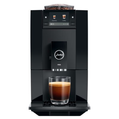 JURA A8 Piano Black (EA), vooraanzicht met koffieglas