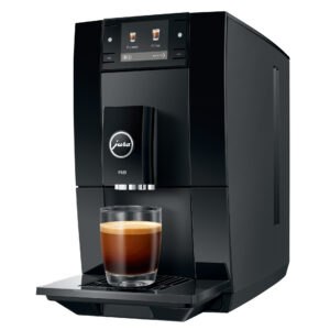 JURA A8 Piano Black (EA), schuin van voren met koffieglas